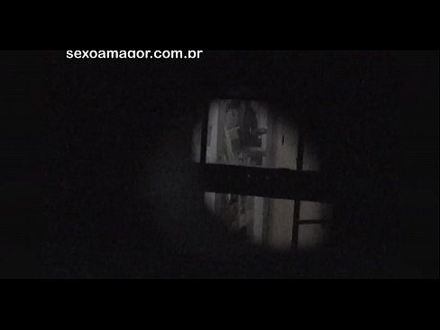 ❤️ ブロンドが空洞のレンガの後ろに隠れた近所の盗撮犯に密かにビデオ撮影される ❤️❌ ジャストポルノ ❌️❤